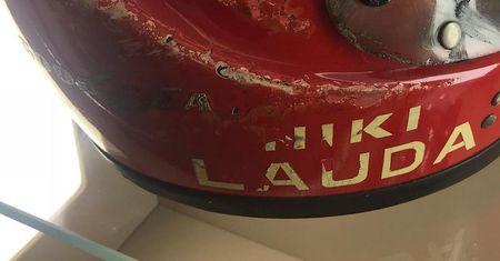 Kask Nikkiego Laudy znajduje się w Japonii. Dla fanów Ferrari to bezcenny przedmiot