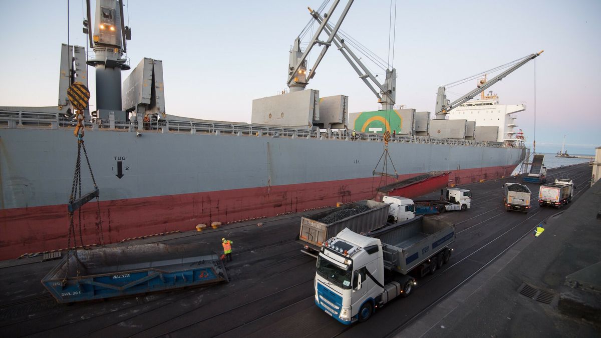 Za?adunek w?gla z samochod�w na statek w porcie Gdynia
05.03.2023 Gdynia Port przeladunek wegla z samochodow ciezarowych na statek Paolo Topic
 Fot. Wojciech Strozyk/REPORTER
Wojciech Strozyk/REPORTER