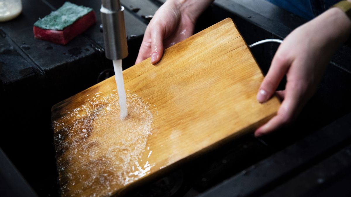 deska, mycie, naczynia, woda, noże, zlew, kran, kobieta, drewniane, stolarstwo, kuchenne, jedzenie, pracy, dom, kuchnia, bliska, gotowanie, osoba