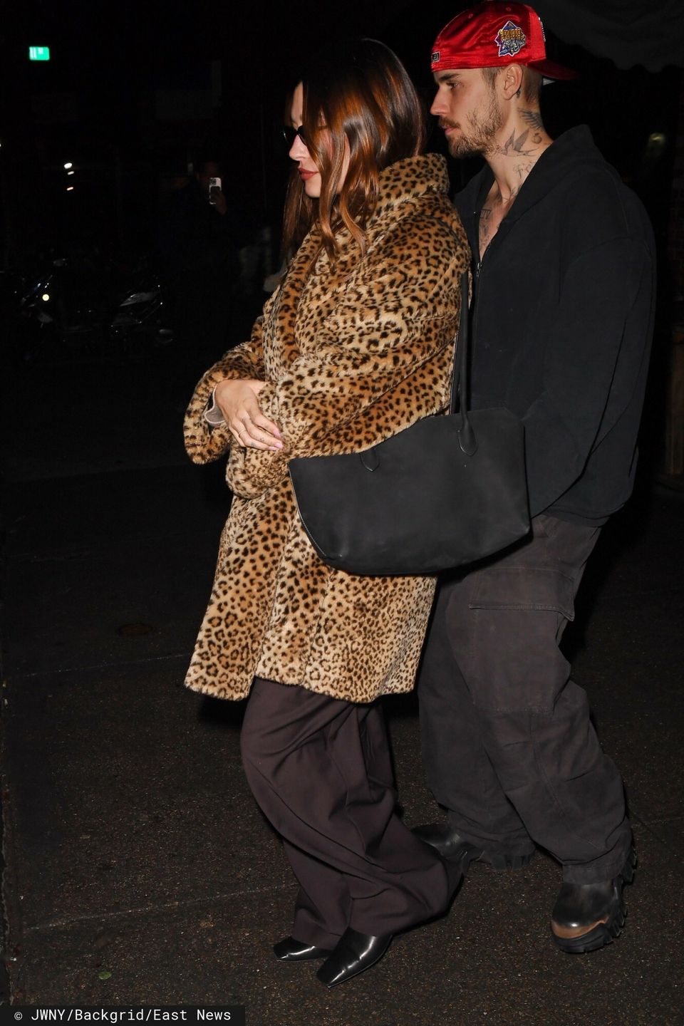 Bieberowie i Kendall Jenner na kolacji
Brooklyn, NY  - Justin Bieber wraps Hailey in a sweet embrace as he walks her to their car after a cozy dinner at Lucali?s in Brooklyn, New York.

Pictured: Justin Bieber, Hailey Bieber

BACKGRID USA 6 FEBRUARY 2025 

BYLINE MUST READ: JosiahW / BACKGRID

USA: +1 310 798 9111 / usasales@backgrid.com

UK: +44 208 344 2007 / uksales@backgrid.com

*UK Clients - Pictures Containing Children
Please Pixelate Face Prior To Publication*
JWNY