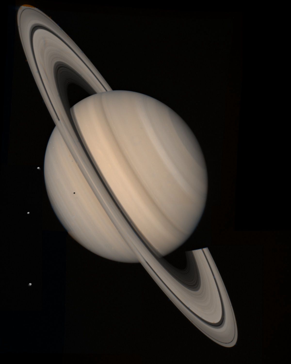 djęcie Saturna z sondy Voyager 2 wykonane 4 sierpnia 1981 roku z odległości 21 milionów kilometrów