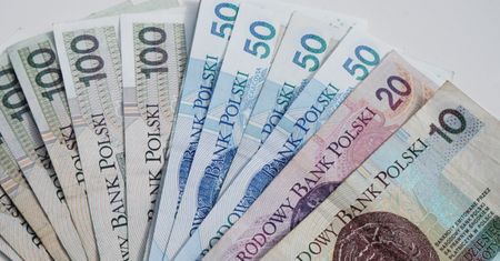 Uszkodziłeś banknot, a sprzedawca nie chce go przyjąć? Zdradzamy, co zrobić