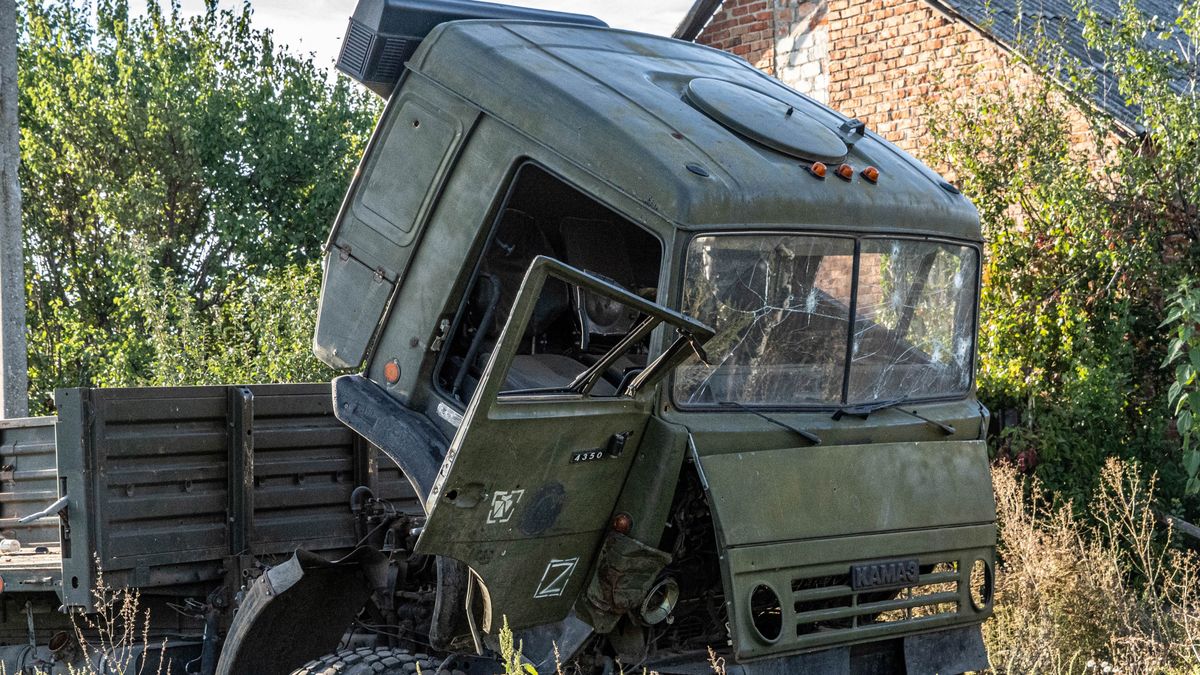 Grakovo, Ukraina, 09.09.2022. Rosyjska ciężarówka wojskowa stoi w nowo wyzwolonej wsi Grakovo w obwodzie charkowskim, 9 bm. Trwa inwazja Rosji na Ukrainę. (aldg) PAP/Mykola Kalyeniak