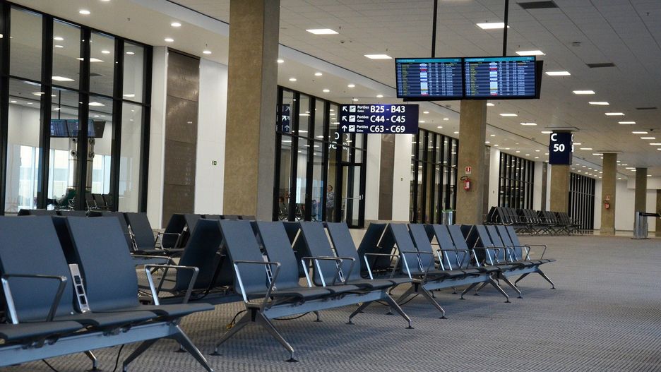 Przez koronawirusa lotniska opustoszały.
