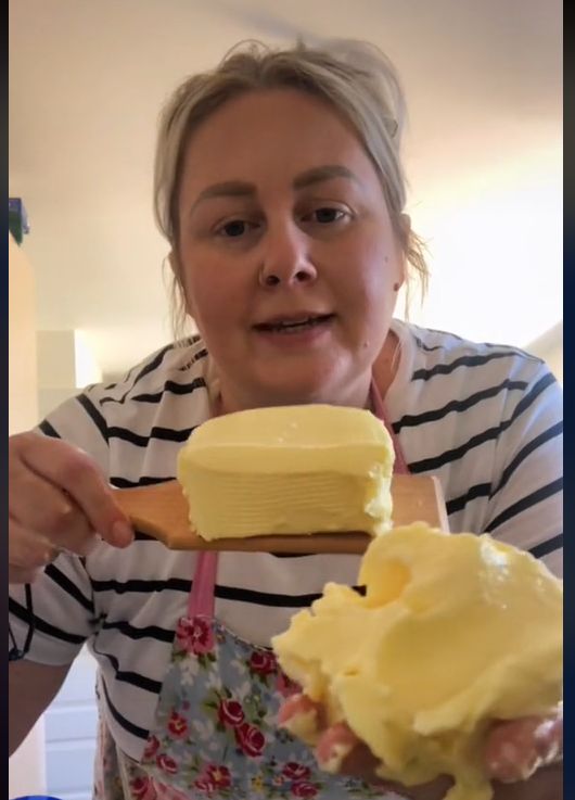 Brytyjska tiktokerka Suss Bakes robi własne masło