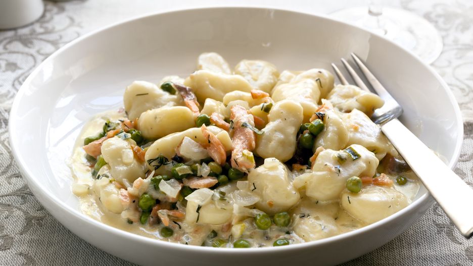 Gnocchi z wędzonym łososiem i prażonymi pestkami dyni