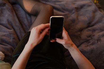 Z "niebieskiej platformy" do mediów. Eksperci ostrzegają przed skutkami. "Szkodliwe"