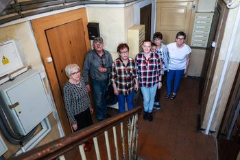 11 lat zwodzenia. "Wszystko jest wadliwe". Lokatorzy miejskiej kamienicy w Poznaniu mają dość
