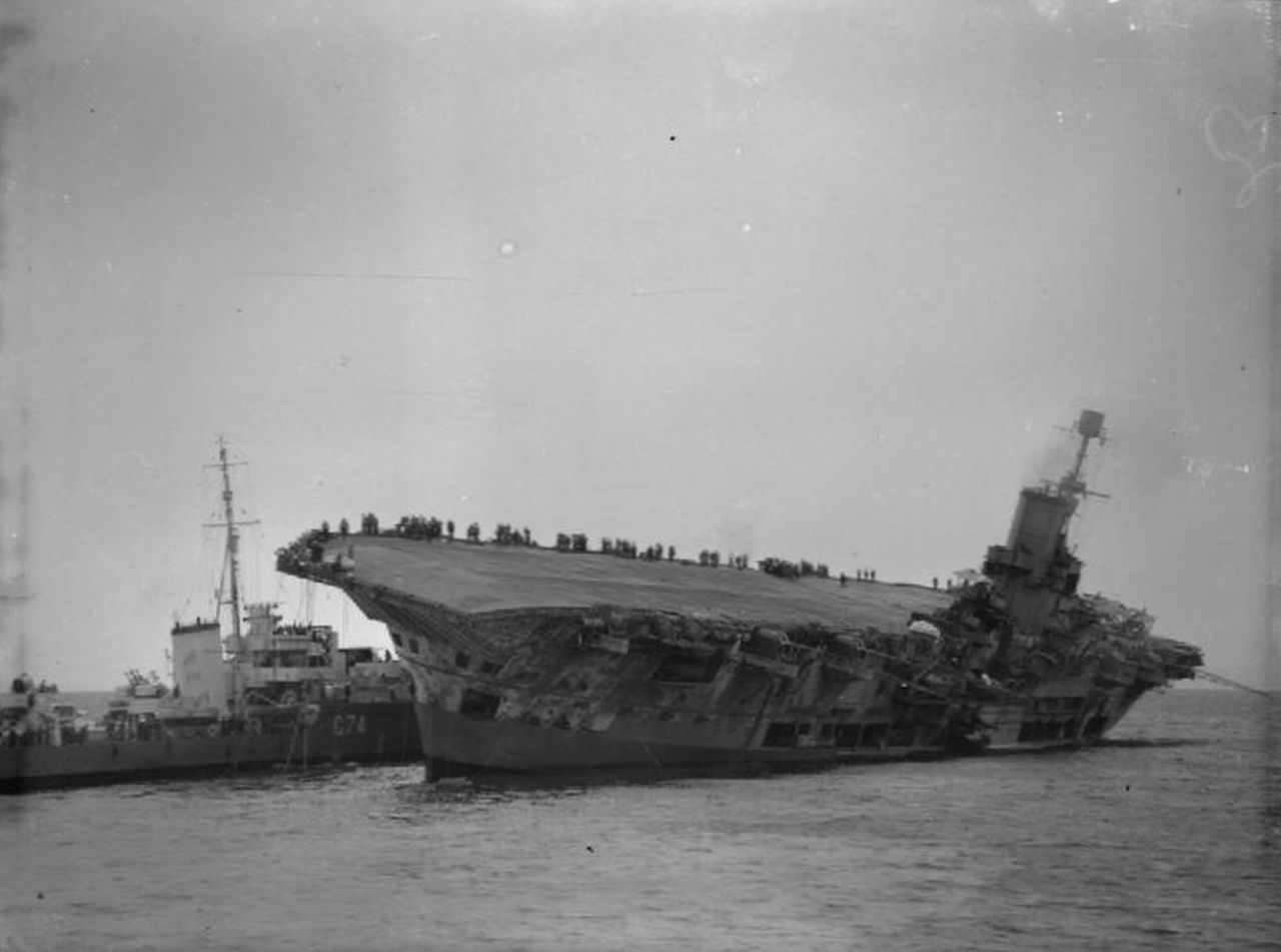 Tonący lotniskowiec Ark Royal z niszczycielem, pomagającym w akcji ratunkowej