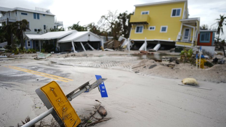 Huragan Milton uderzy? we Floryd?
A house, top right, sits toppled off its stilts after the passage of Hurricane Milton, alongside an empty lot where a home was swept away by Hurricane Helene, in Bradenton Beach on Anna Maria Island, Fla., Thursday, Oct. 10, 2024. (AP Photo/Rebecca Blackwell)
Rebecca Blackwell