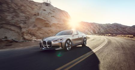 BMW prezentuje Concept i4. Jest elektrykiem, ale i tak dostało ogromne "nerki"