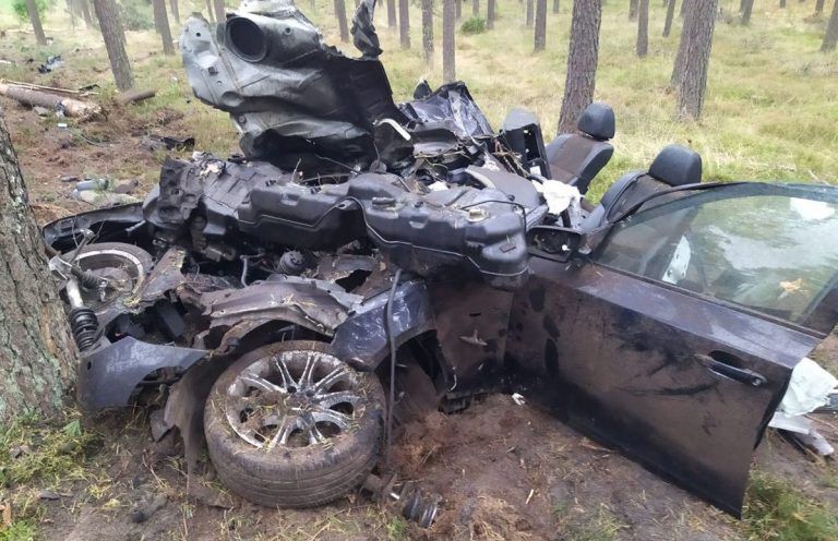 Tyle zostało z BMW. Nieprzytomny kierowca w ciężkim stanie trafił do szpitala