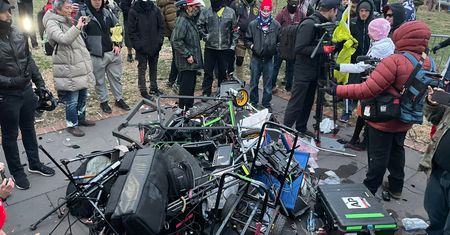 Protestujący pod Kapitolem w USA zniszczyli sprzęt dziennikarski warty krocie
