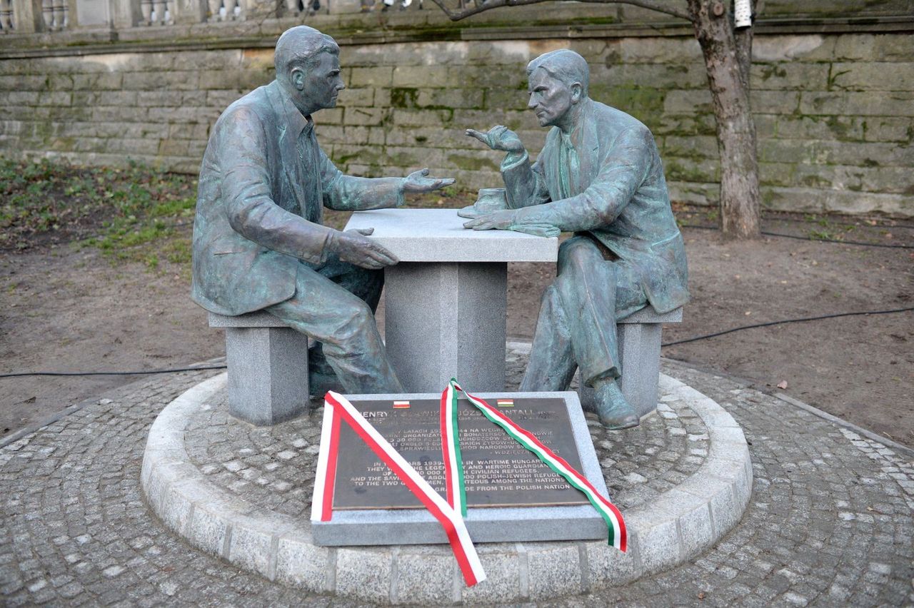 W Warszawie stanął nowy pomnik. Henryka Sławika oraz Józsefa Antalla seniora