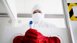 Koronawirus. Przebieg COVID-19 dzień po dniu. Jakie objawy pojawiają się na początku?