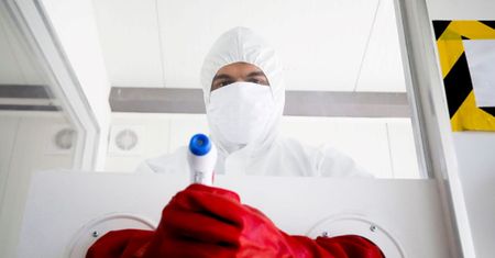 Koronawirus. Przebieg COVID-19 dzień po dniu. Jakie objawy pojawiają się na początku?