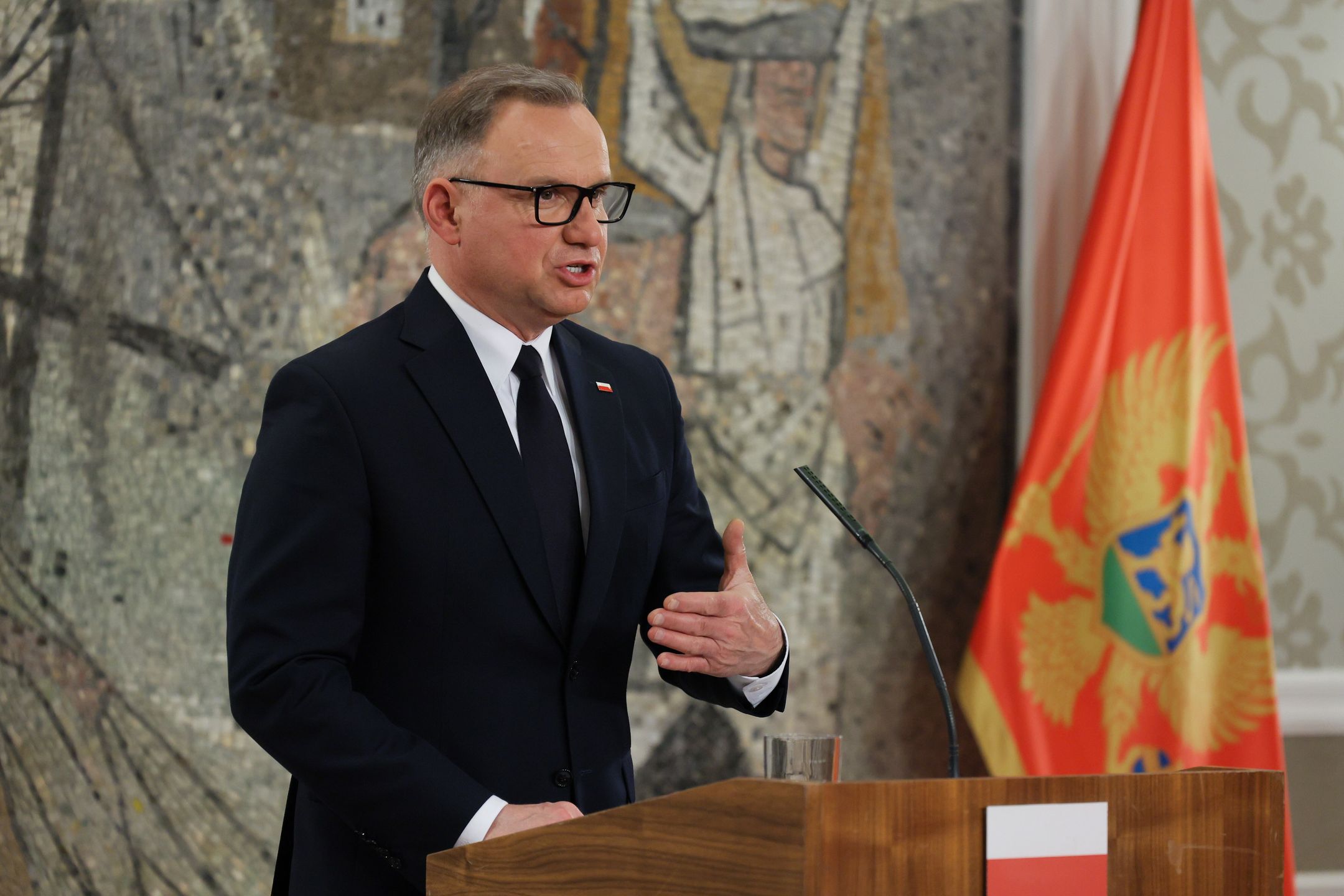 Podgorica, Czarnogóra, 23.06.2025. Prezydent RP Andrzej Duda podczas wspólnego z prezydentem Czarnogóry Jakovem Milatoviciem spotkania z mediami w Villi Gorica w Podgoricy, 23 bm. Polska para prezydencka rozpoczęła wizytę w Czarnogórze. (jm) PAP/Paweł Supernak