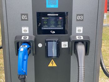 Ze stacji ładowania znikają kable. Problem przybiera na sile