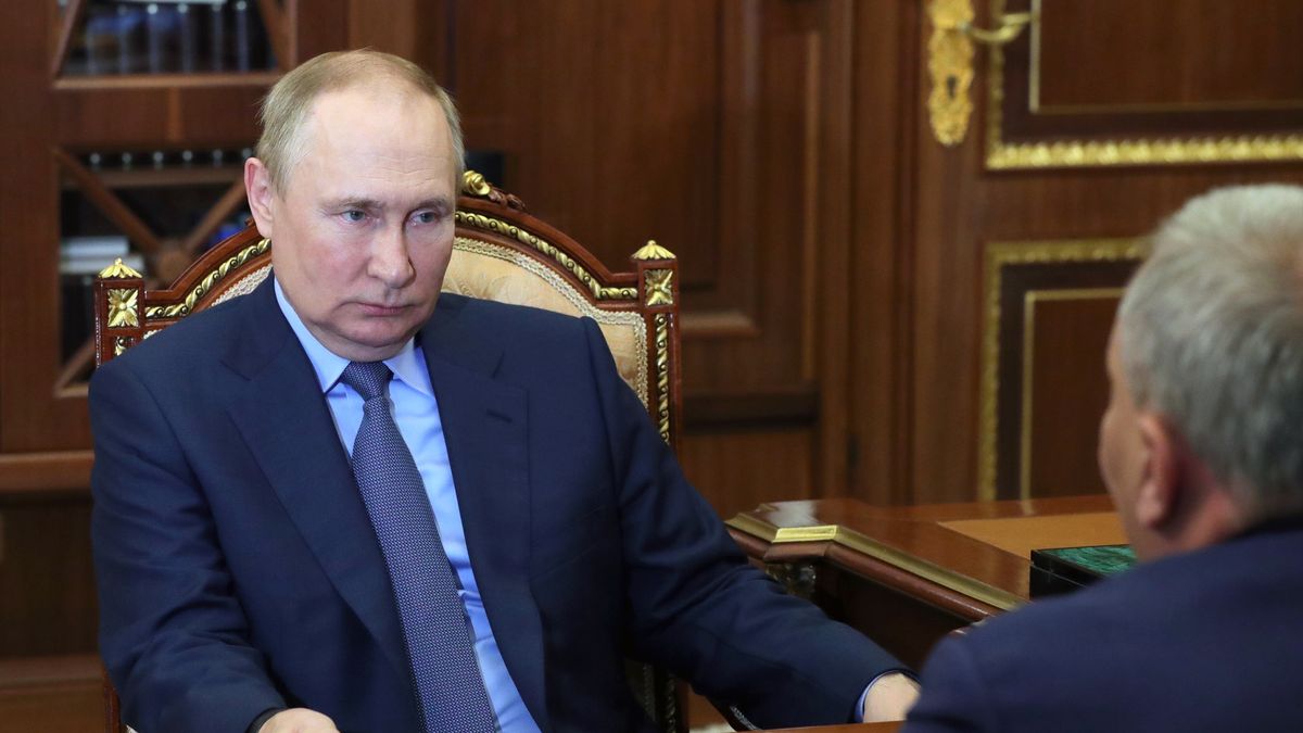 Russian President Vladimir Putin (L) attends a meeting with Roscosmos State Space Corporation Director General Yuri Borisov (R) at the Kremlin in Moscow, Russia, 26 July 2022. Roscosmos head Borisov announced Russia's plans to withdraw from the ISS project after 2024 and begin the formation of the Russian Orbital Station. EPA/MIKHAIL KLIMENTYEV / KREMLIN POOL / SPUTNIK / POOL MANDATORY CREDIT Dostawca: PAP/EPA.