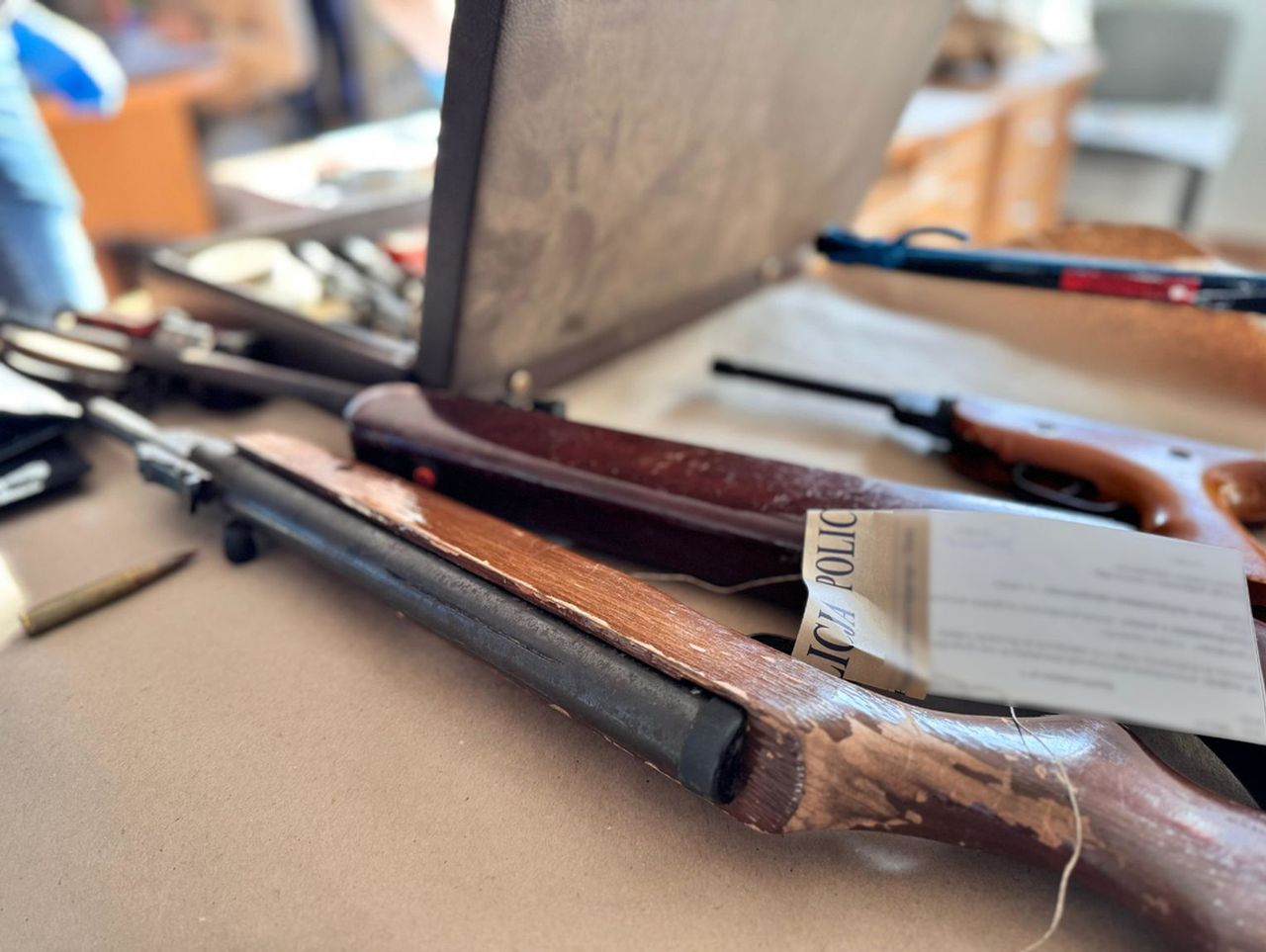 Szczytno: Strzelał z broni do policjantów i próbował uciec do lasu. Mundurowi zatrzymali krewkiego 65-latka