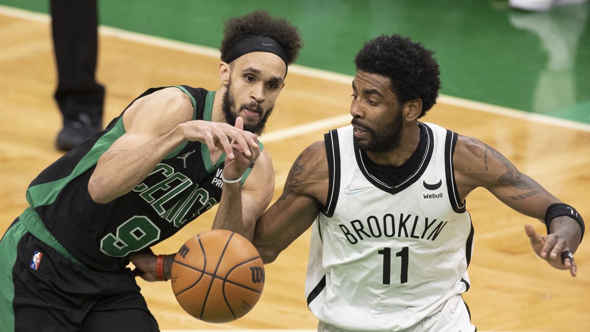 Brooklyn Nets guard Kyrie Irving (R) knocks the ball away from Boston Celtics guard Derrick White (L) during the fourth quarter of the Eastern Conference First Round playoff game one between the Boston Celtics and the Brooklyn Nets at the TD Garden in Boston, Massachusetts, USA, 17 April 2022. The Boston Celtics lead the best of seven series 1-0. EPA/CJ GUNTHER SHUTTERSTOCK OUT Dostawca: PAP/EPA.