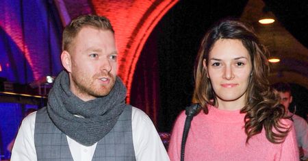 Była żona aktora "Na Wspólnej" poczuła się kobieco. Nowy partner trzyma ją za stopę