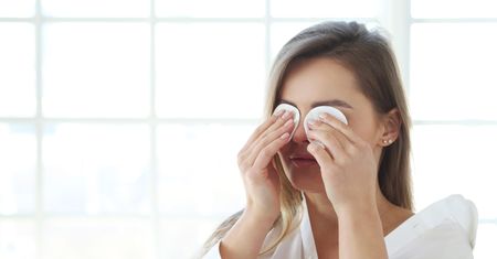 Budzisz się z mokrymi oczami? Przyczyna może leżeć w miejscu, w którym śpisz