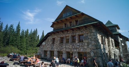 Tatry. Sprawdzamy ceny noclegów w schroniskach górskich. "70 zł to zdzierstwo"