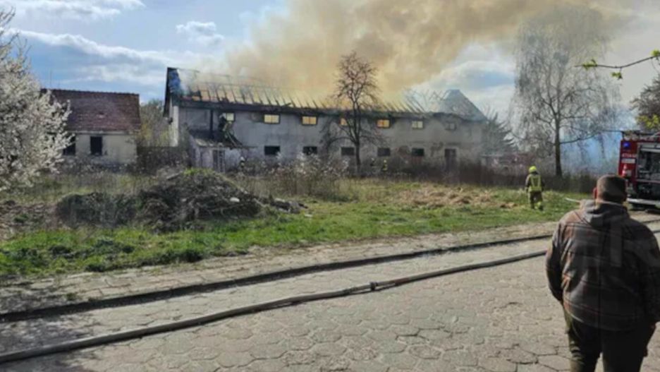 Płonął dawny spichlerz pod Warszawą. 