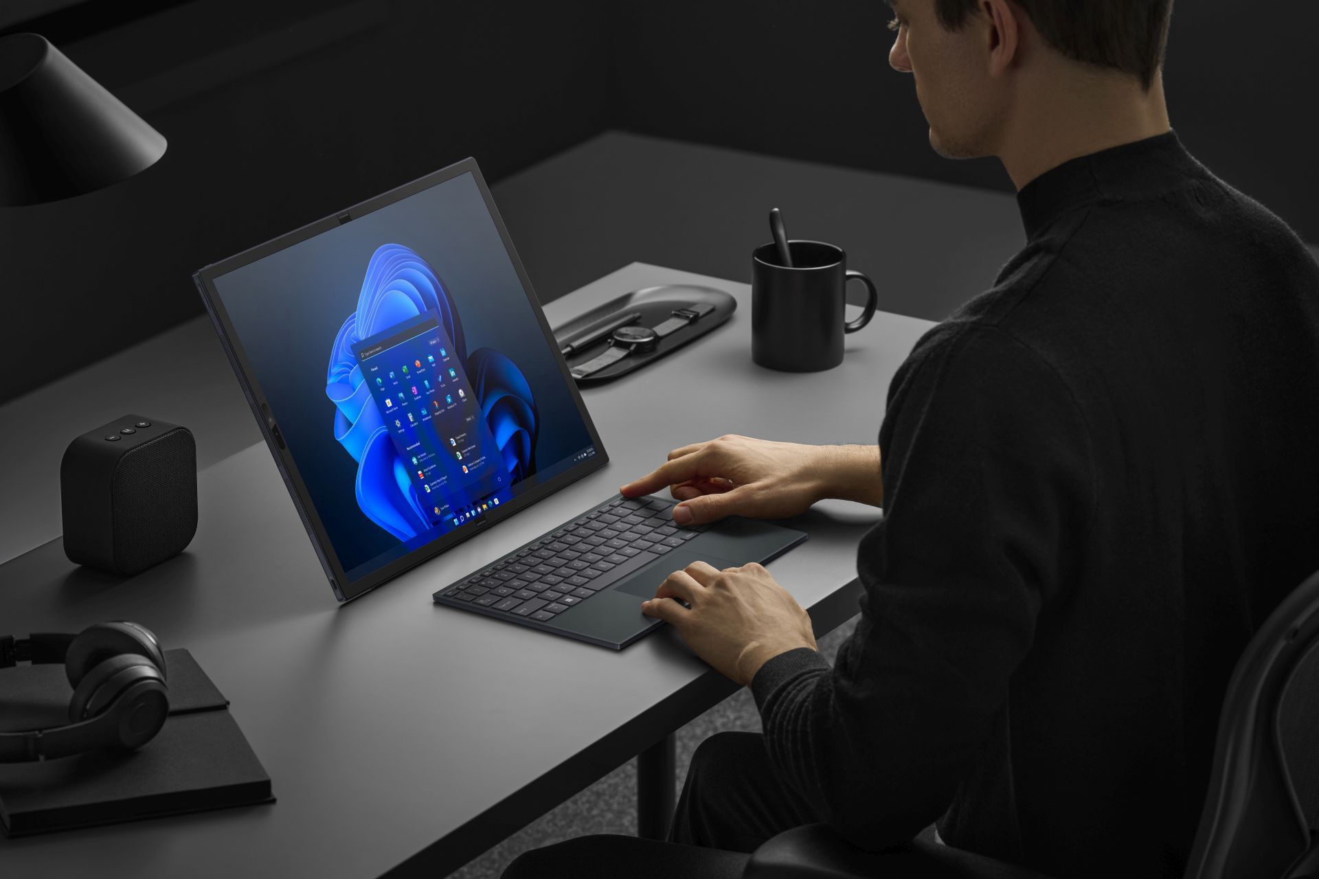 Zenbook 17 Fold OLED - można go złożyć na pół i zmienić w poręczny, 12,5-calowy laptop.