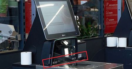 Tajemniczy przycisk przy kasie w Biedronce. Tak zaoszczędzisz na zakupach