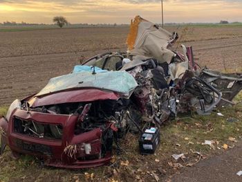 Marcinów: Wpadł w poślizg i uderzył w drzewo. Lądował śmigłowiec LPR