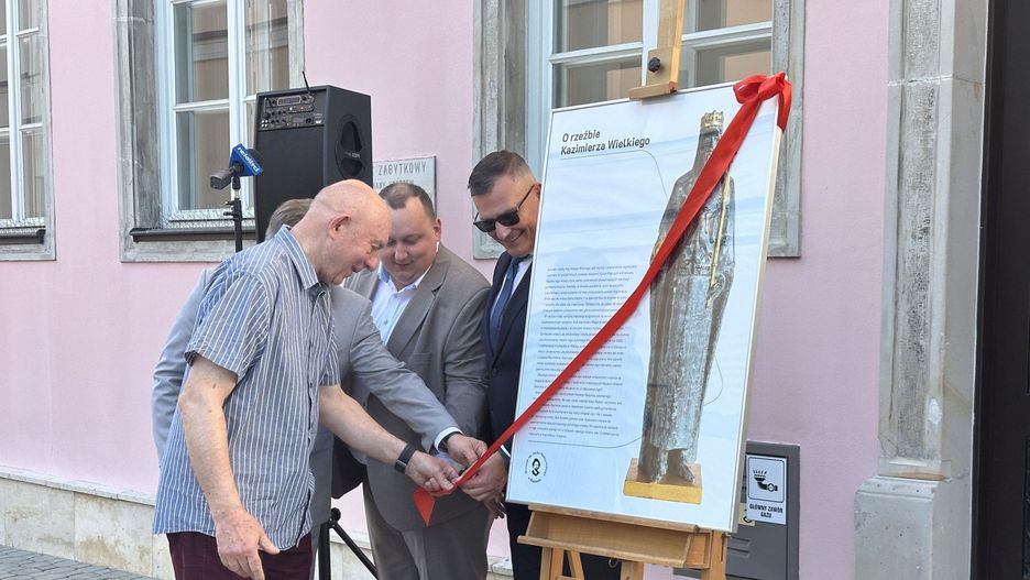 Przecięcia wstęgi dokonał autor rzeżby - profesor Krzysztof Nitsch.