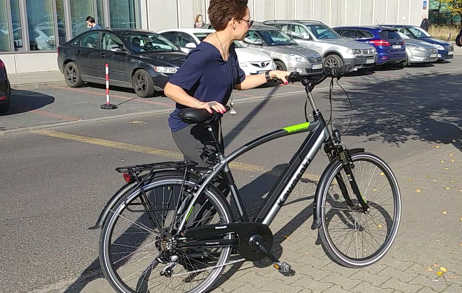 Czas na rewolucję na ulicach miast. Rowery elektryczne zamiast samochodów. Test e-roweru Kawasaki 4