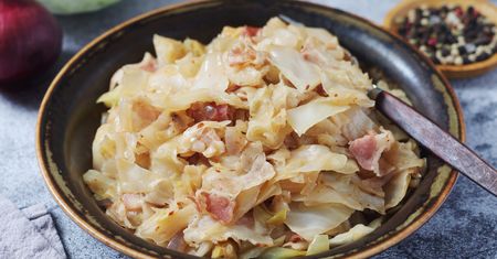 Biorę kapustę i twaróg. Po chwili mam danie, które pomaga zachować płaski brzuch