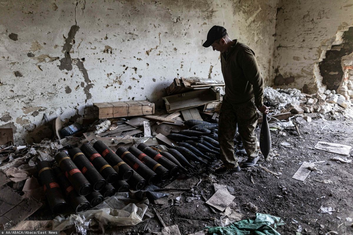 Ukraińscy żołnierze przygotowują broń do ataku na wroga