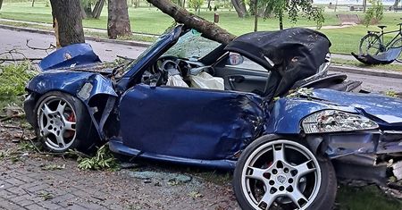 Wjechał porsche prosto w drzewo. Wypadek w Kocku, kierowca nie żyje