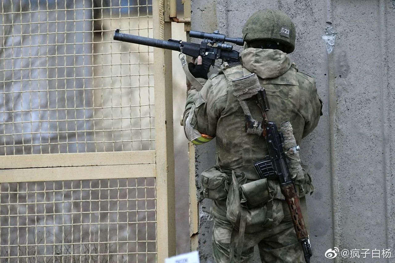 Rosyjski żołnierz z karabinkiem VSS Vintorez.