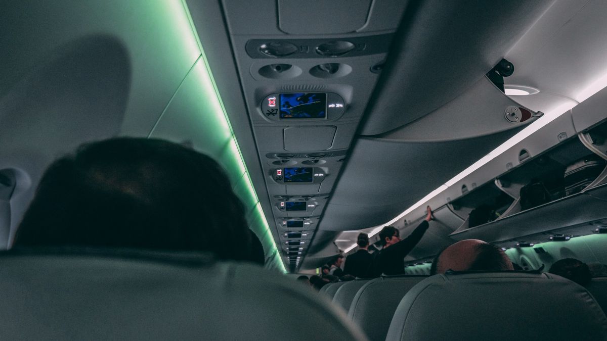 Czasami nawet niektórzy pasażerowie pomimo wyraźnych zakazów, decydują się zapalić papierosa na pokładzie samolotu. 