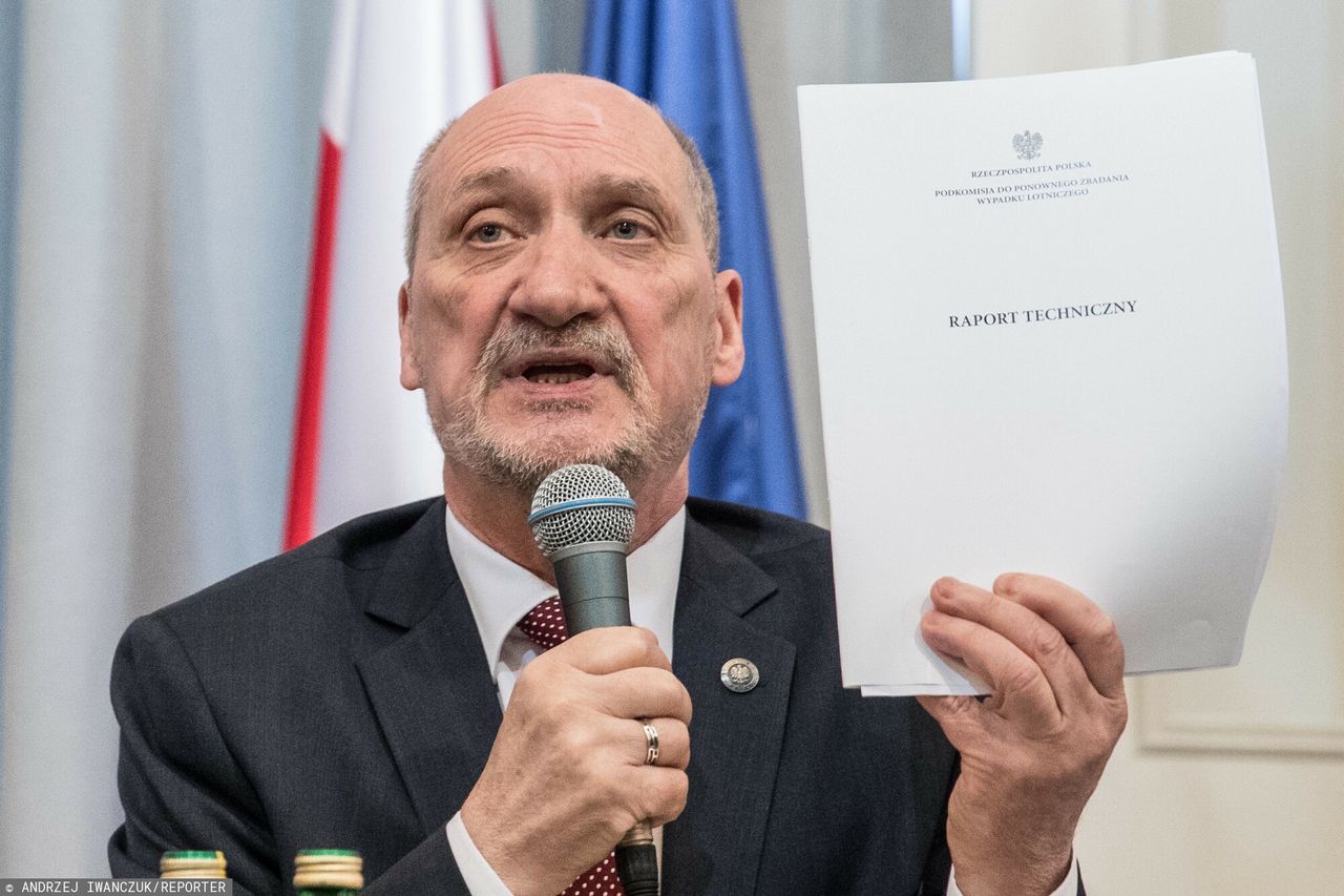 Macierewicz zawiadamia prokuraturę. Chodzi o artykuł dotyczący raportu smoleńskiego. Na zdjęciu były szef MON podczas prezentacji tzw. raportu technicznego w kwietniu 2018 roku 