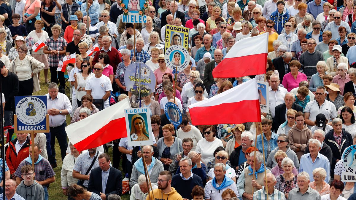 Tłumy pielgrzymów zbliżają się do Jasnej Góry 
