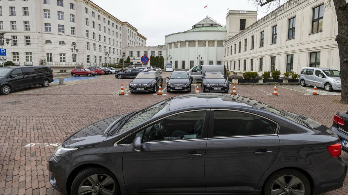 Posłowie z pieniędzy na biura poselskie wynajmują auta