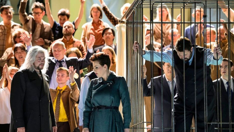 Scena zbiorowa. Ewa Vesin (Ortruda) w „Lohengrinie“ w Hannoverze © Bettina Stöß