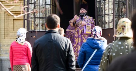 Pełne cerkwie, czyli ukraiński eksperyment z koronawirusem