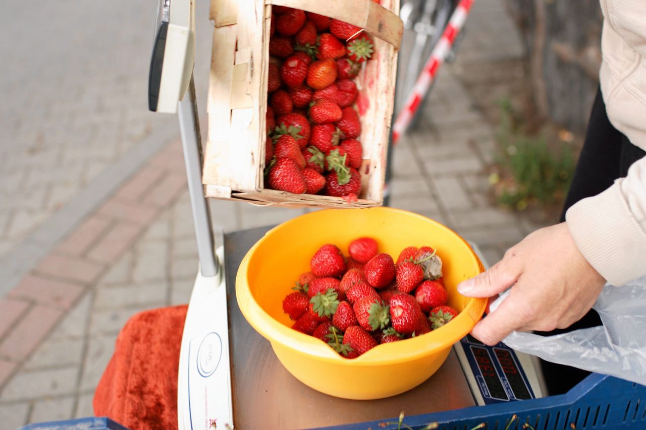 Truskawki bez dotykania? UOKiK wyjaśnia zasady