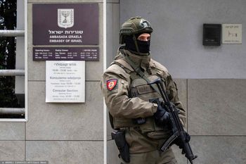 Atak przed ambasadą Izraela w Belgradzie. Napastnik nie żyje