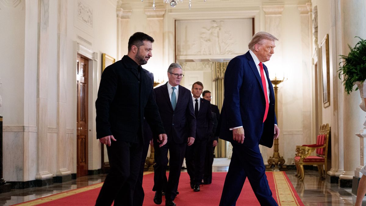 United States President Donald J Trump leads Ukraine?s President Volodymyr Zelensky and EU Commission President Ursula von der Leyen, British Prime Minister Keir Starmer, Finland?s President Alexander Stubb, French President Emmanuel Macron, Italian Prime Minister Giorgia Meloni, German Chancellor Friedrich Merz And NATO Secretary General Mark Rutte in Cross Hall of the White House in Washington, DC, USA, 18 August 2025. European Leaders are at the White House in support of President Zelenskyy following President Trump?s meeting with President Vladimir Putin of Russia in Anchorage, Alaska, USA, on August 15, 2025. EPA/AARON SCHWARTZ / POOL Dostawca: PAP/EPA.