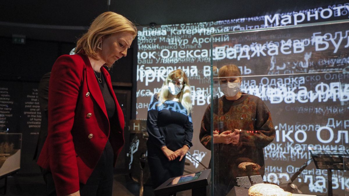 British Foreign Secretary Truss in Kievepa09766302 British Foreign Secretary Liz Truss (L) visits the National Museum of the Holodomor-Genocide in Kyiv, Ukraine, 17 February 2022.  EPA/SERGEY DOLZHENKO Dostawca: PAP/EPA.SERGEY DOLZHENKO