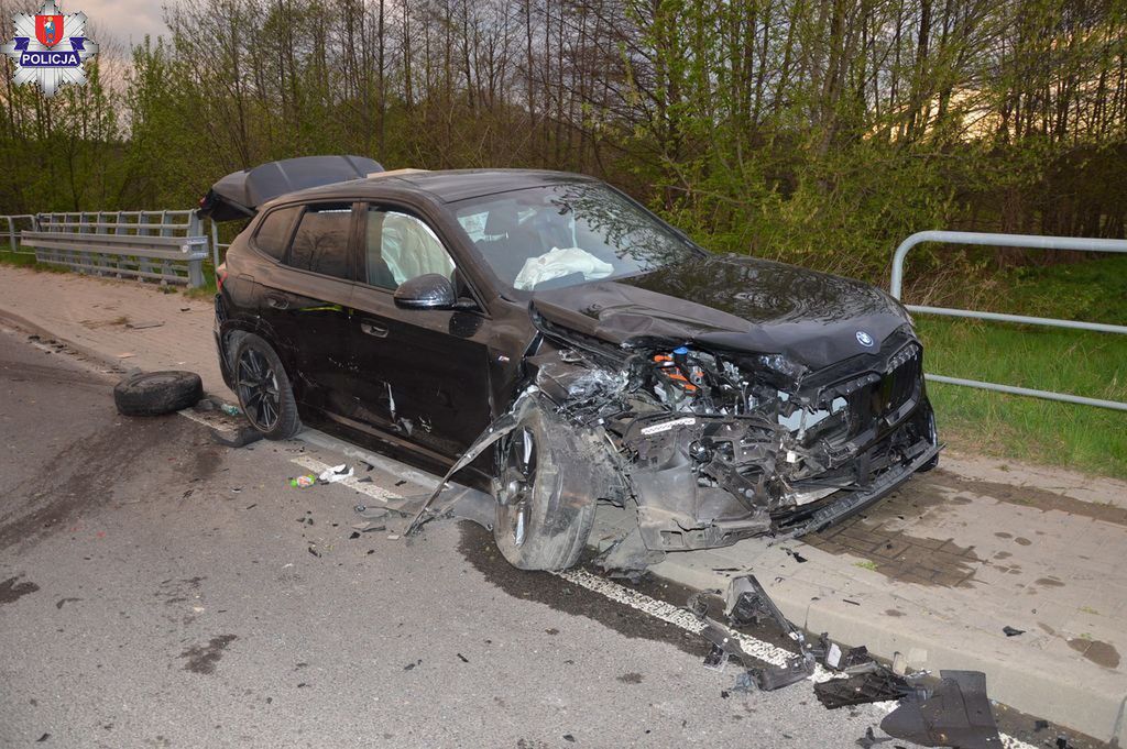 Kierowca BMW wyprzedzała ciąg samochodów. Nie zauważył, ze jeden z nich skręca