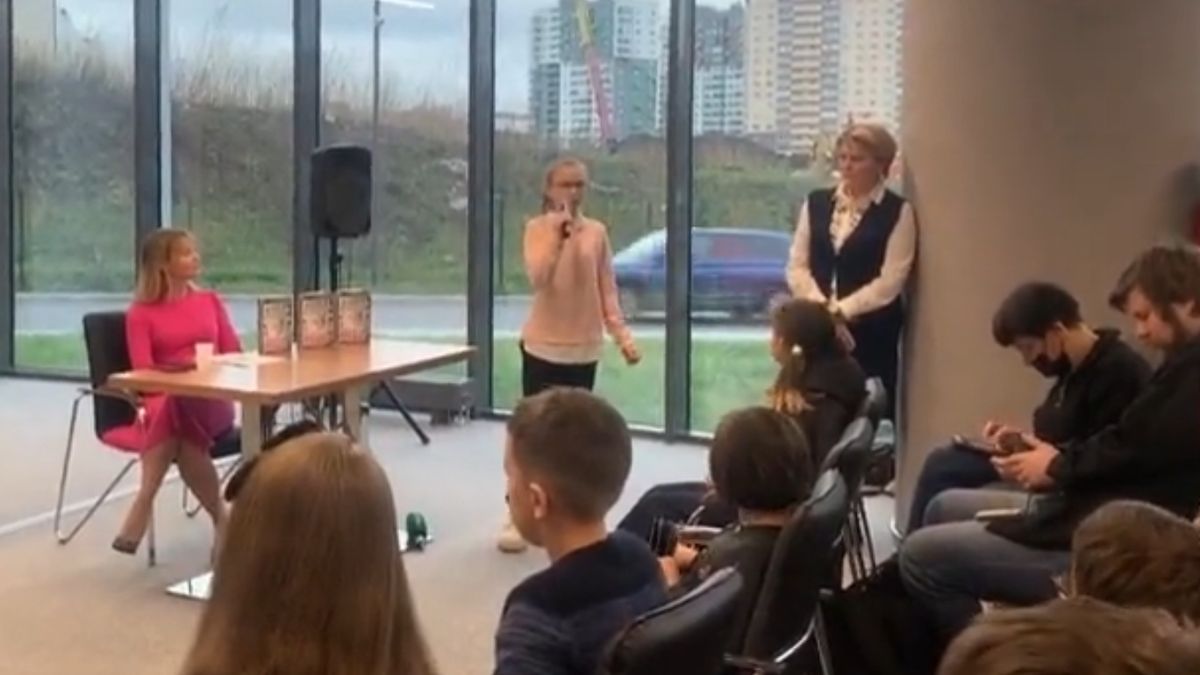 Dzieci słuchają propagandy w Wagner-Center 